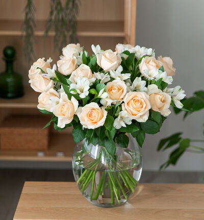 Fersken roser med hvit alstroemeria Fersken roser med hvit alstroemeria